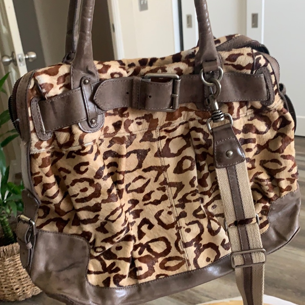 Dulce large handbag with removable strap. Smoke free home